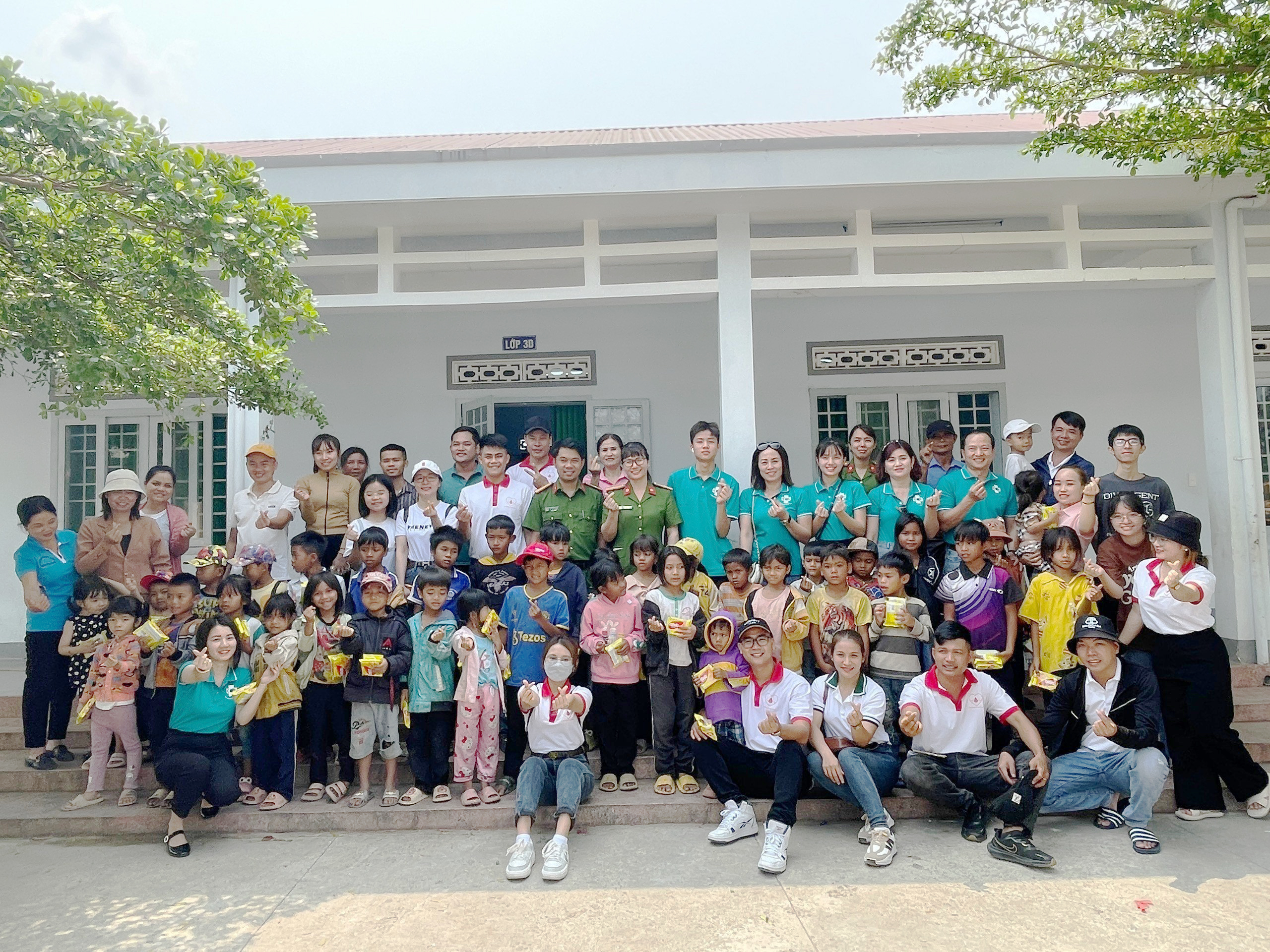 Hoạt động từ thiện tại trường tiểu học Trần Phú xã Bông Krang huyện Lắk